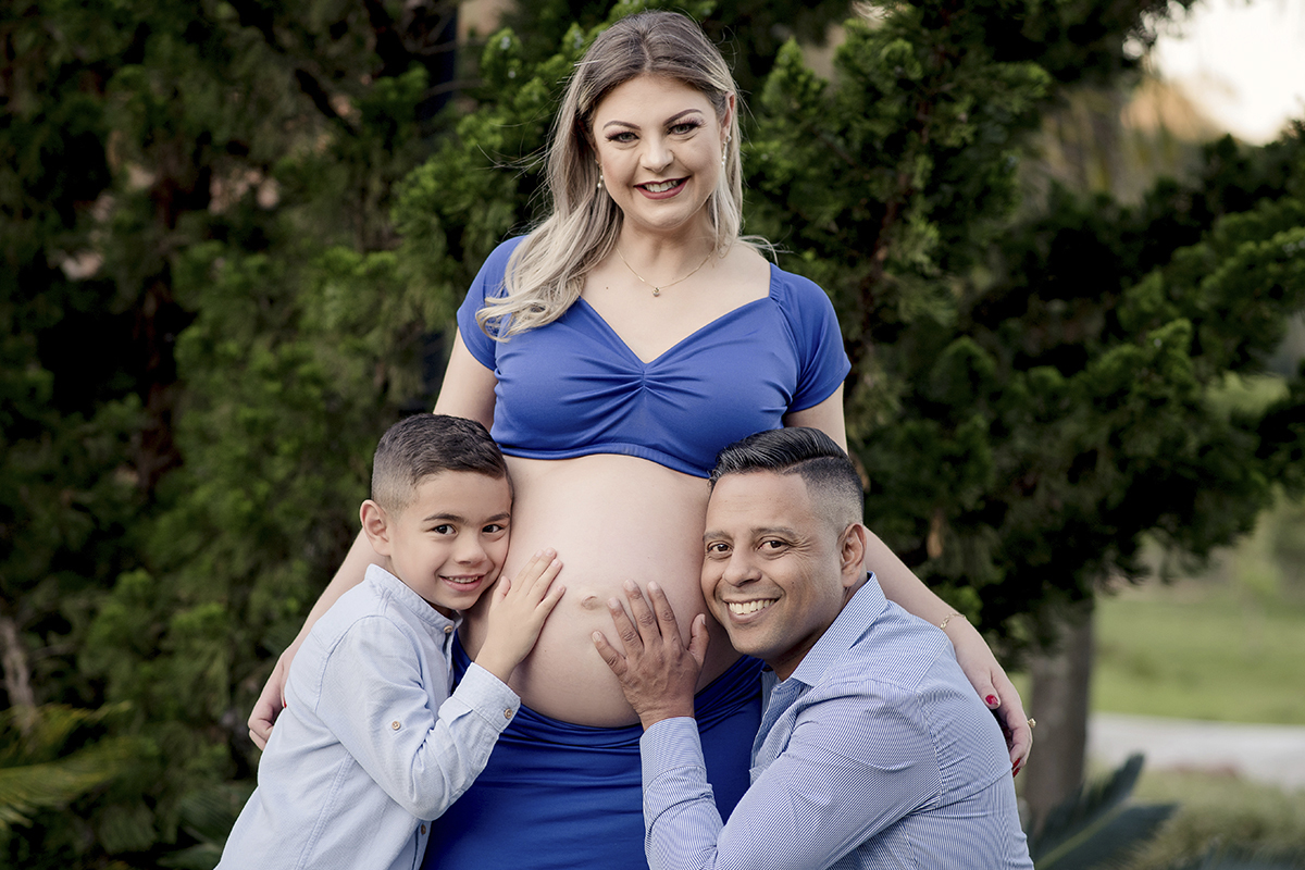 Foto de gestante em caxias do sul fotografa morgana perini pai e filho abraçando barriga
