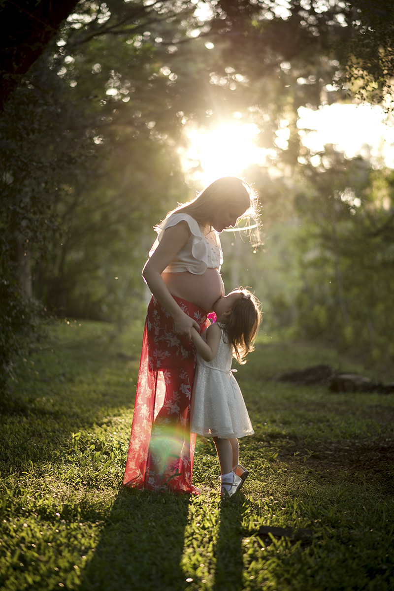 Foto de gestante em caxias do sul fotografa morgana perini menina beijando barriga de mae