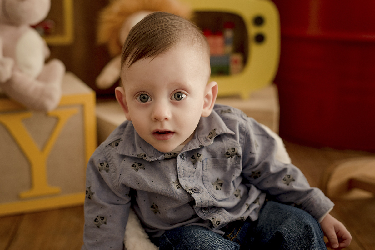 Foto de bebe em caxias do sul fotografa morgana perini bebe sentado camisa cinza