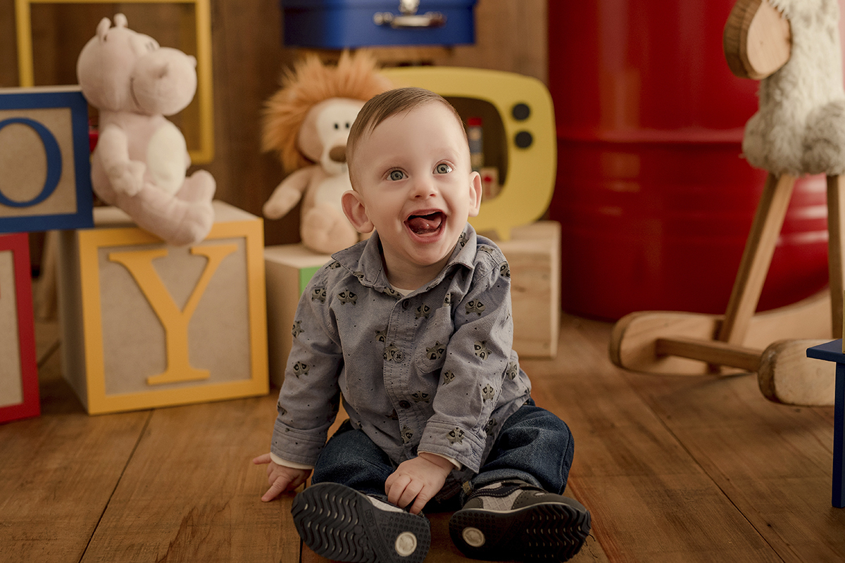 Foto de bebe em caxias do sul fotografa morgana perini bebe sentado lingua