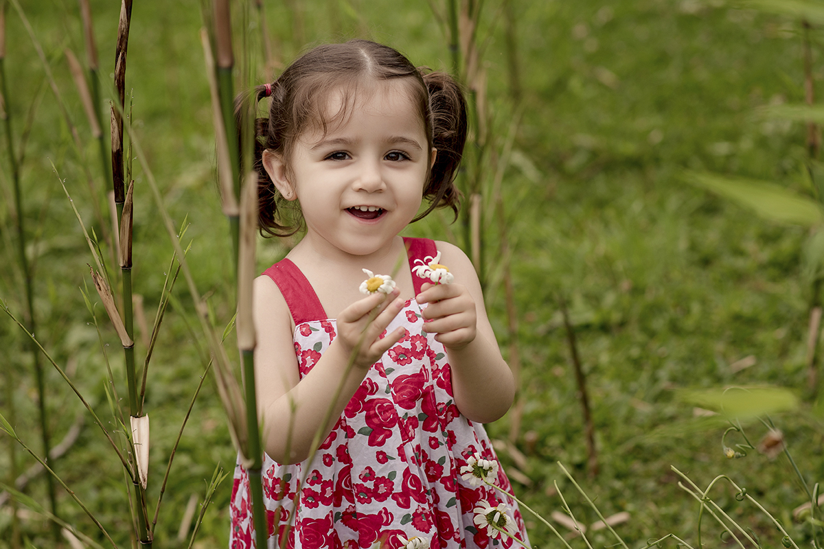 Foto criança em caxias do sul fotografa morgana perini menina com flores
