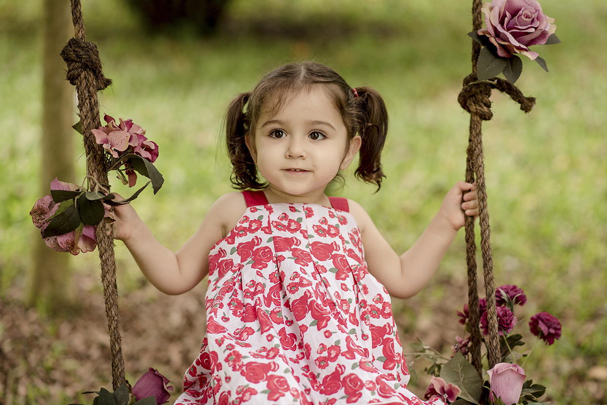 Foto criança em caxias do sul fotografa morgana perini menina no balanco