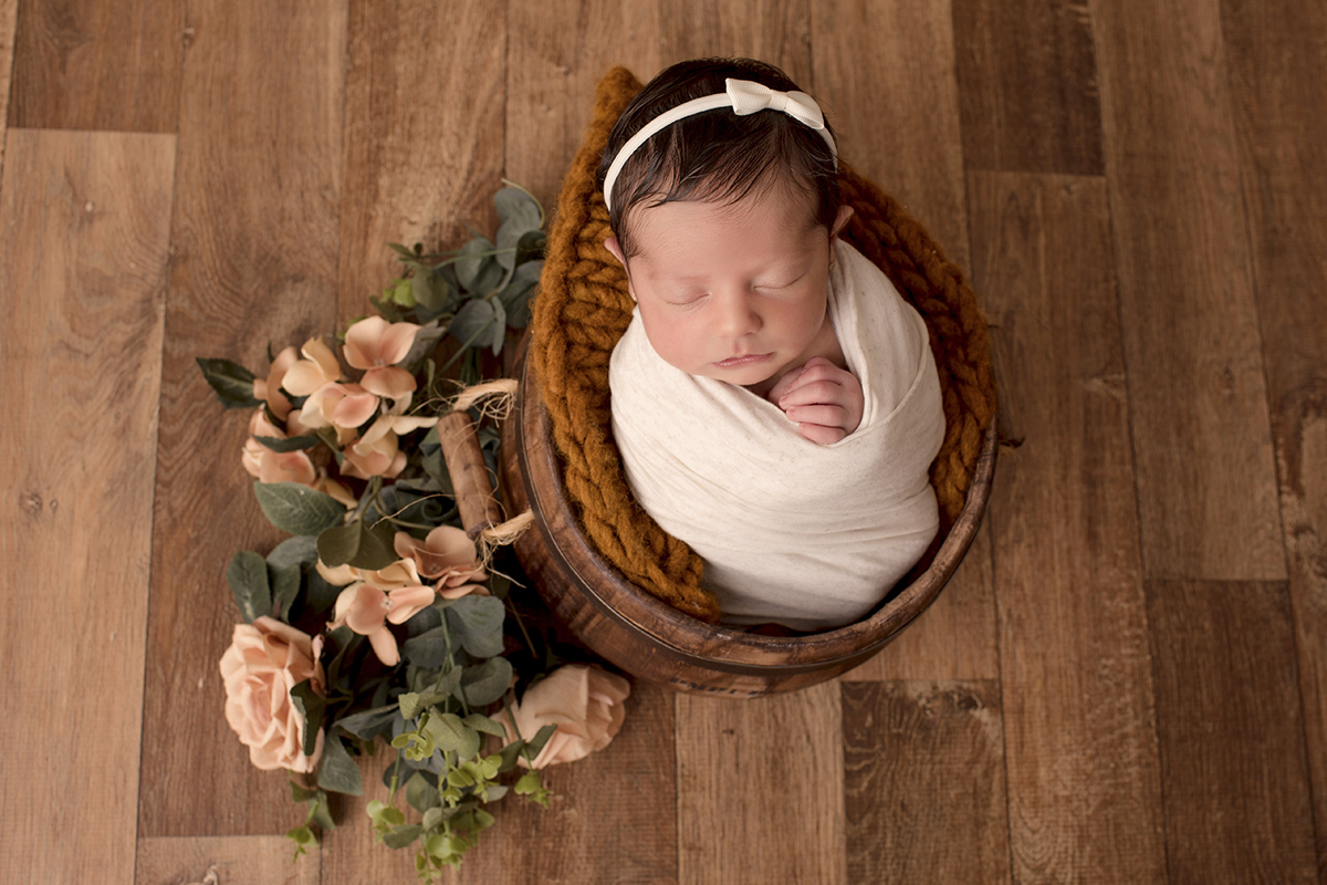 Foto newborn em caxias do sul fotografa morgana perini bebe tecidos e flores marrons