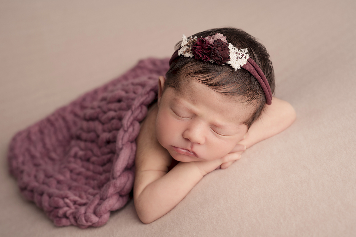 Foto newborn em caxias do sul fotografa morgana perini bebe com tiara florida roxa