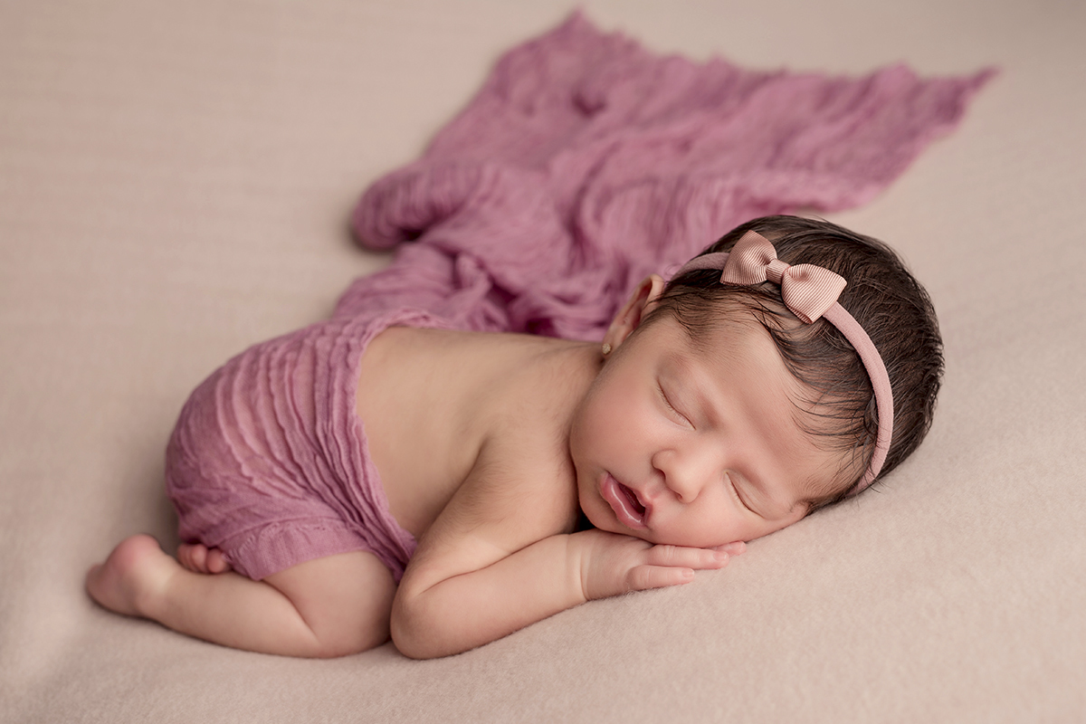 Foto newborn em caxias do sul fotografa morgana perini bebe com tecido rosa 
