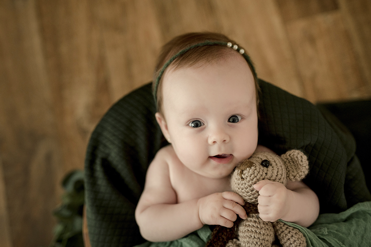 Foto de bebe em caxias do sul fotografa morgana perini bebe fundo verde escuro
