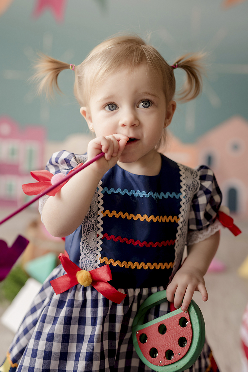 Foto criança em caxias do sul fotografa morgana perini menina sao joao azul