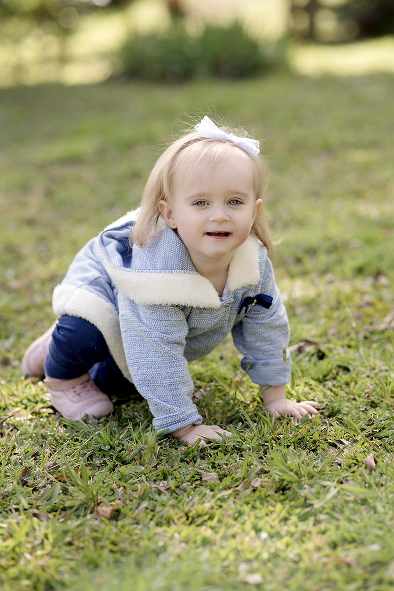 Foto criança em caxias do sul fotografa morgana perini loira olhoas azuis grama