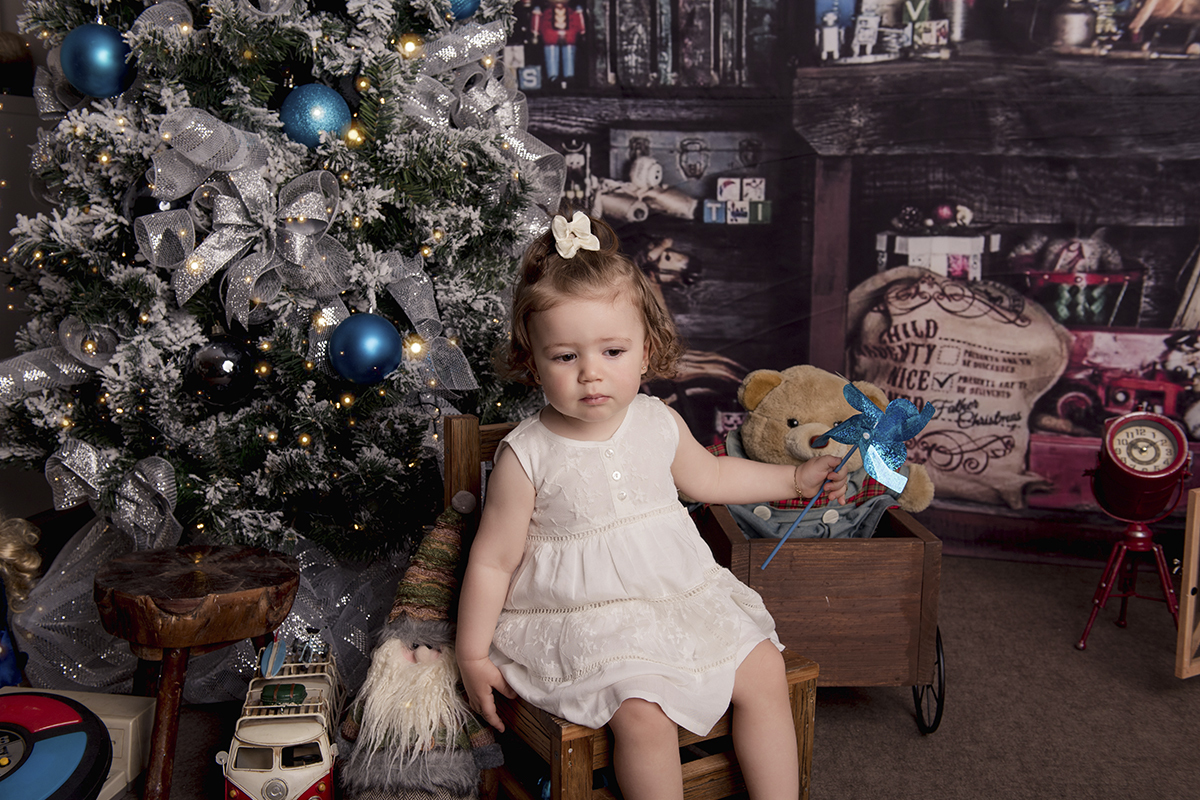 Foto de bebe em caxias do sul fotografa morgana perini meninca catavento na mao