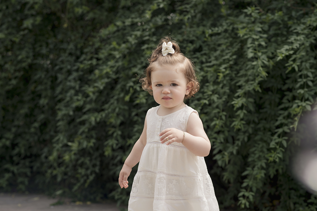 Foto de bebe em caxias do sul fotografa morgana perini vestido branco laço cabelo verde
