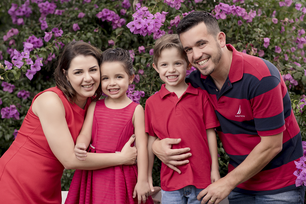 Foto criança em caxias do sul fotografa morgana perini familia vermelho patio