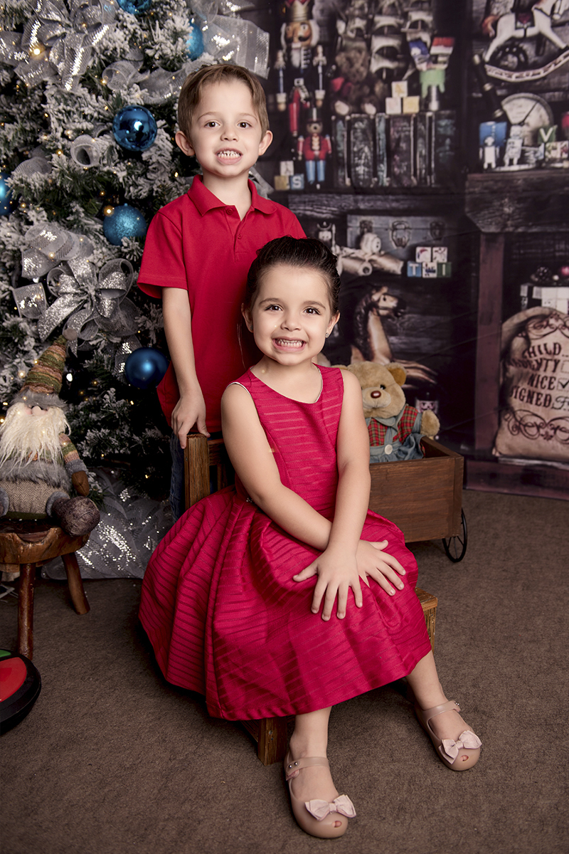 Foto criança em caxias do sul fotografa morgana perini menina e menino vermelho sorrindo