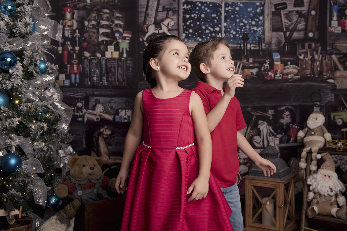 Foto criança em caxias do sul fotografa morgana perini gemeos menino e menina brincando natal