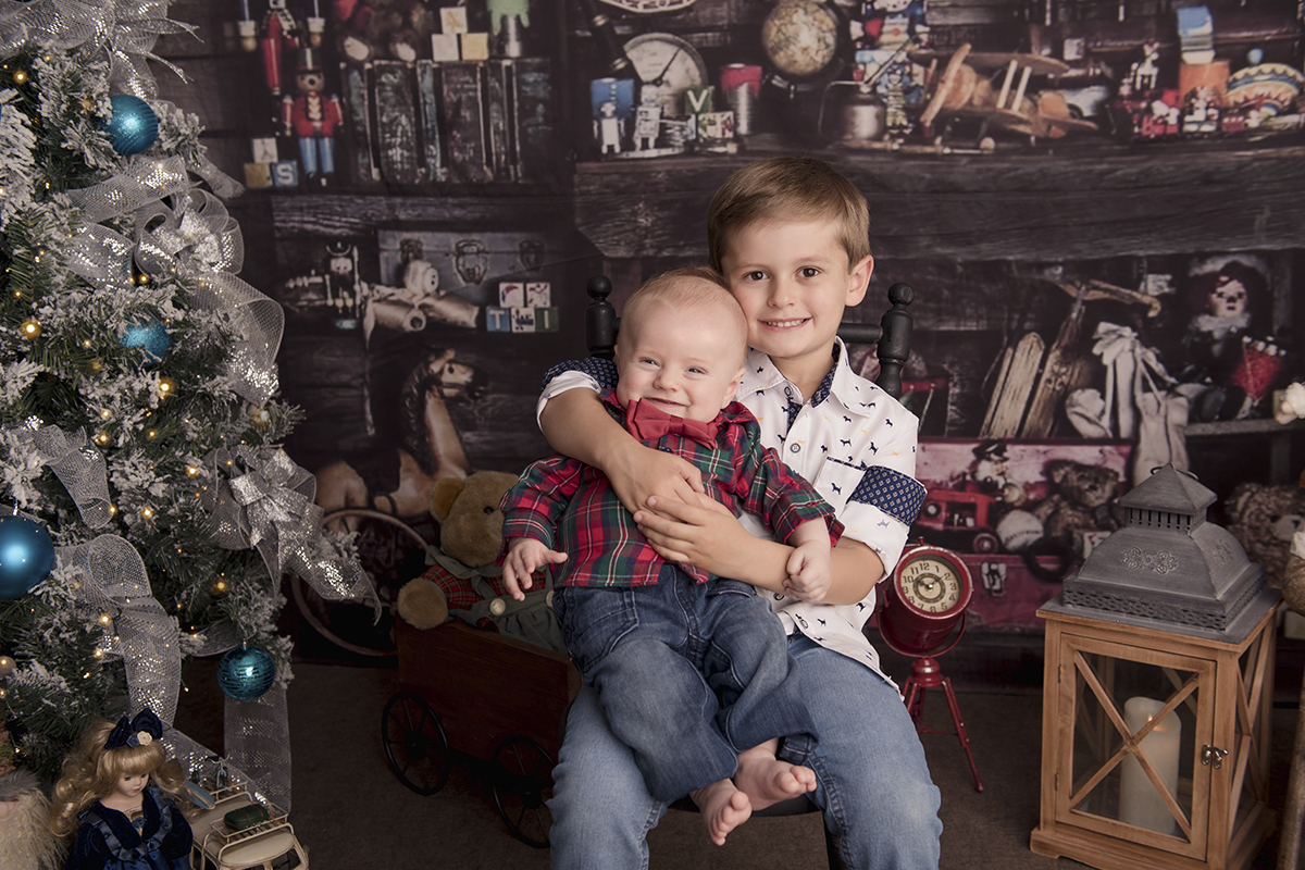 Foto criança em caxias do sul fotografa morgana perini irmao mais velho com mai snovo no colo