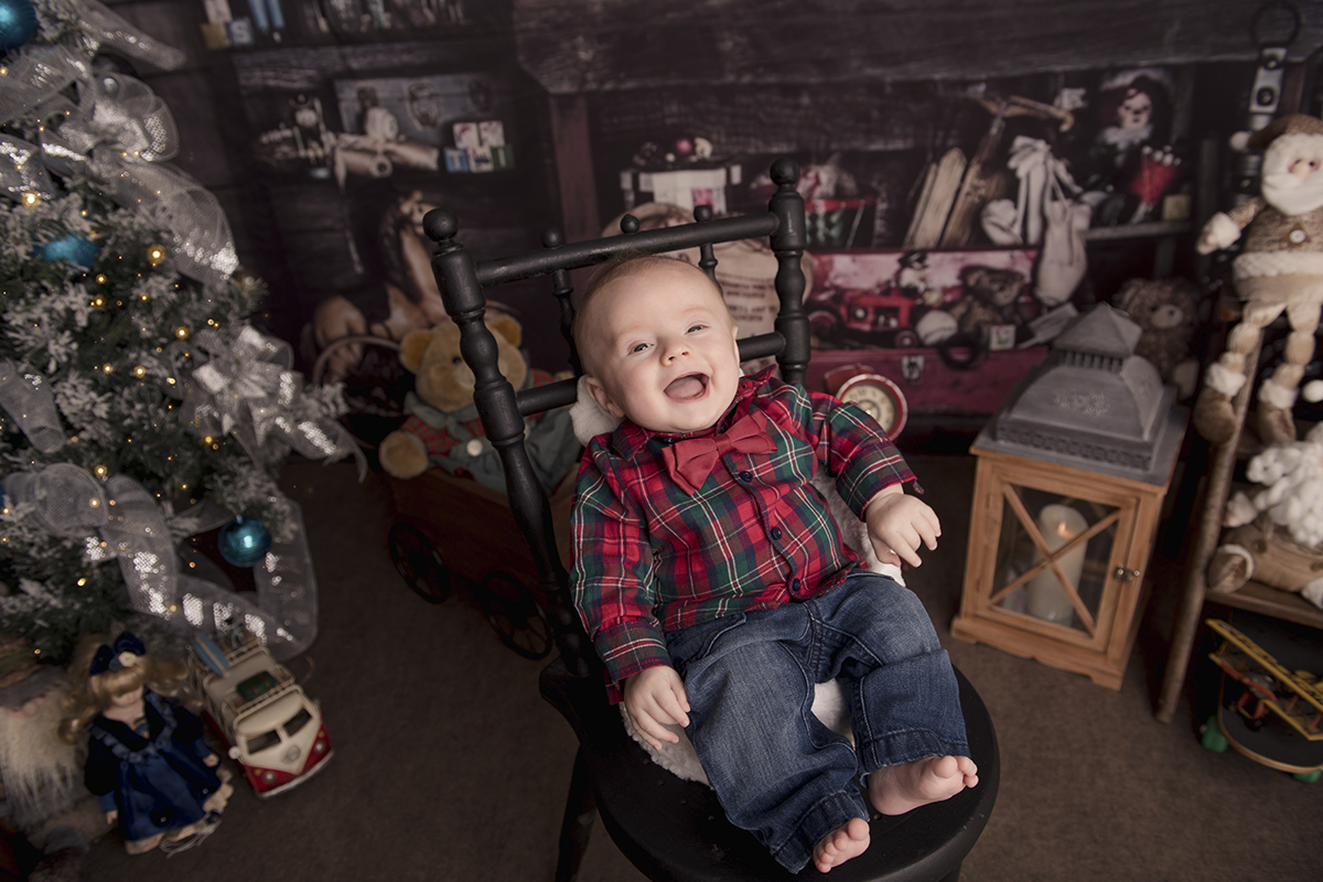 Foto criança em caxias do sul fotografa morgana perini bebe sorrindo xadres cadeira