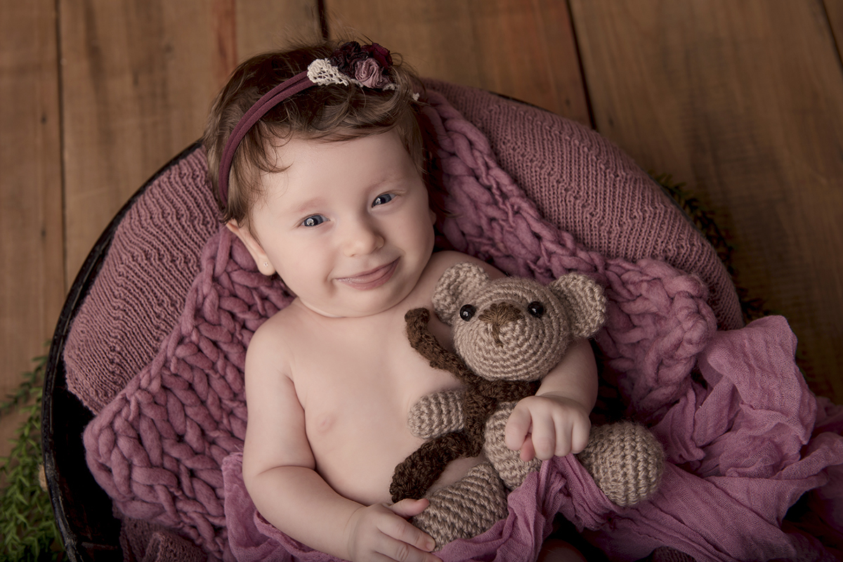 Foto de bebe em caxias do sul fotografa morgana perini nene com urso roxo