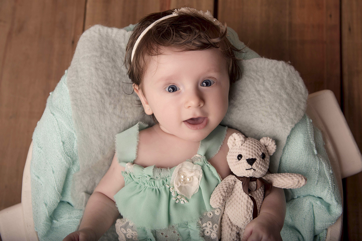 Foto de bebe em caxias do sul fotografa morgana perini bebe roup verde urso marrom