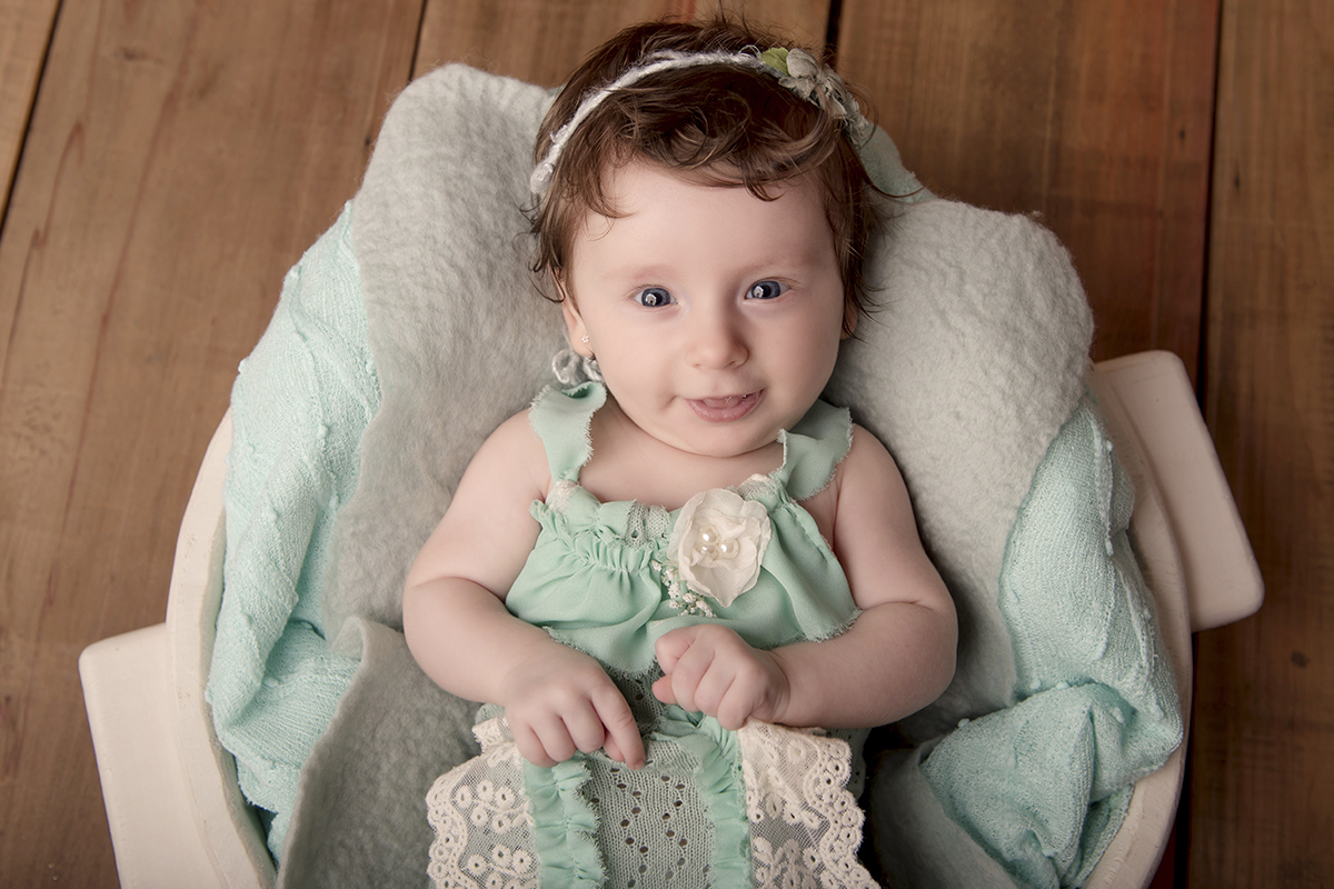 Foto de bebe em caxias do sul fotografa morgana perini bebe verde marrom sorrindo branca