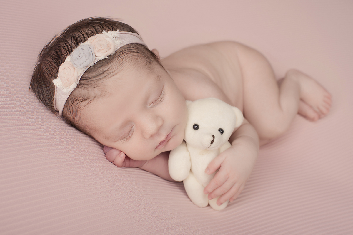 Foto newborn em caxias do sul fotografa morgana perini bebe menina urso creme