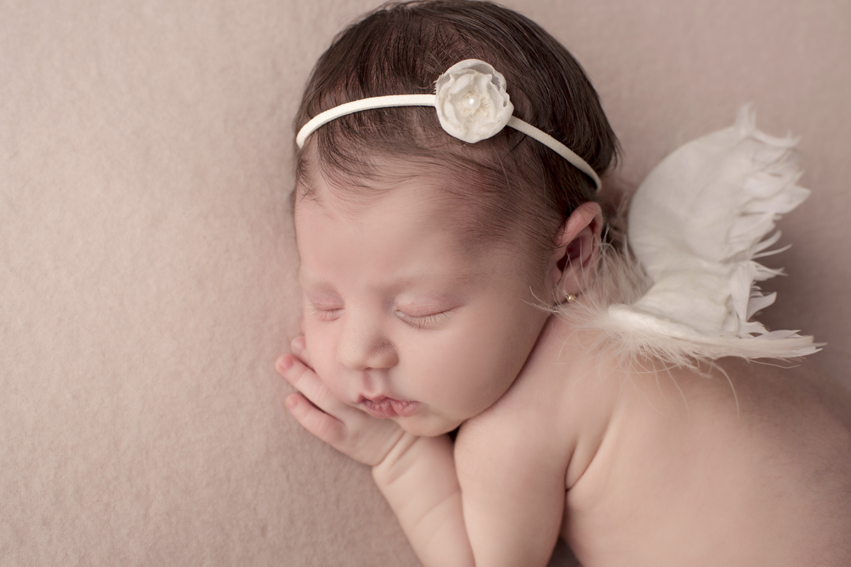 Foto newborn em caxias do sul fotografa morgana perini bebe assas tiara branca