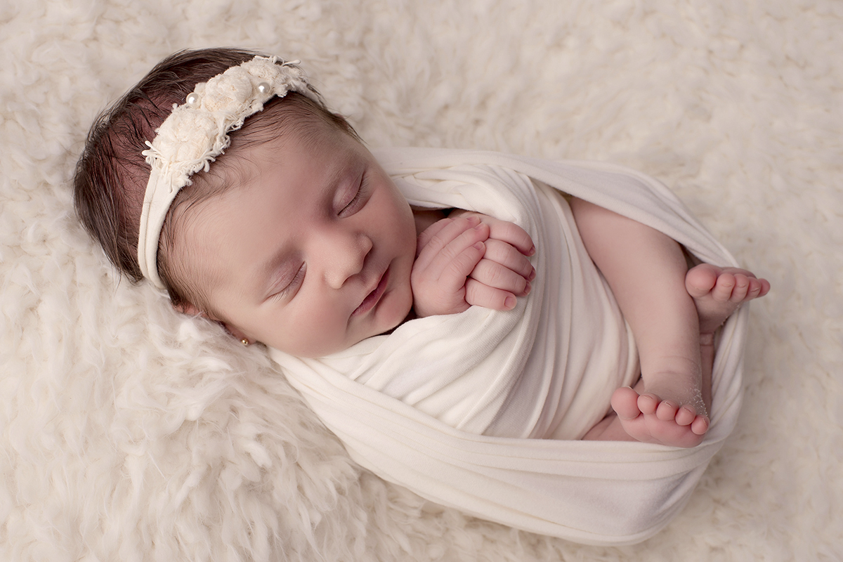 Foto newborn em caxias do sul fotografa morgana perini bebe enrolada tiara branca