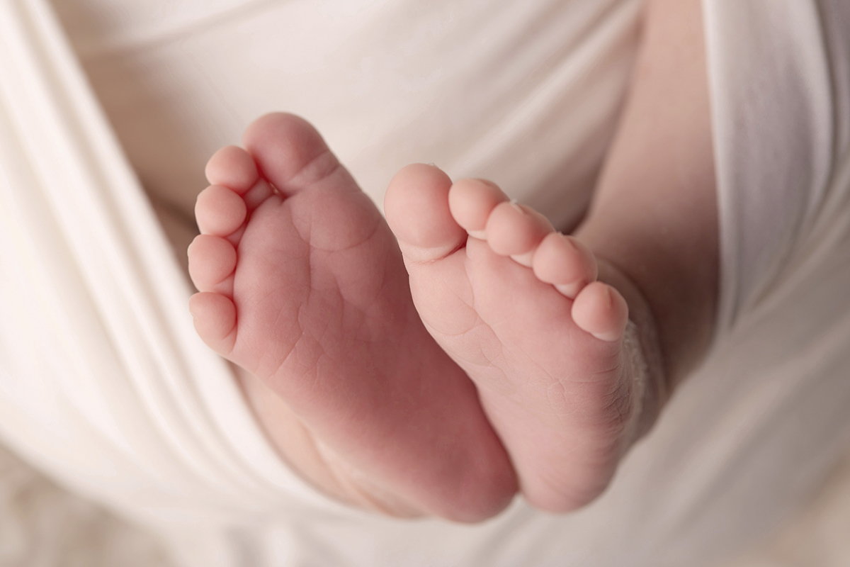 Foto newborn em caxias do sul fotografa morgana perini pes de menina enrolados