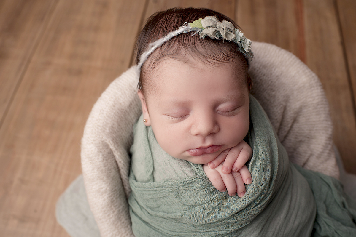 Foto newborn em caxias do sul fotografa morgana perini bebe tecido verde