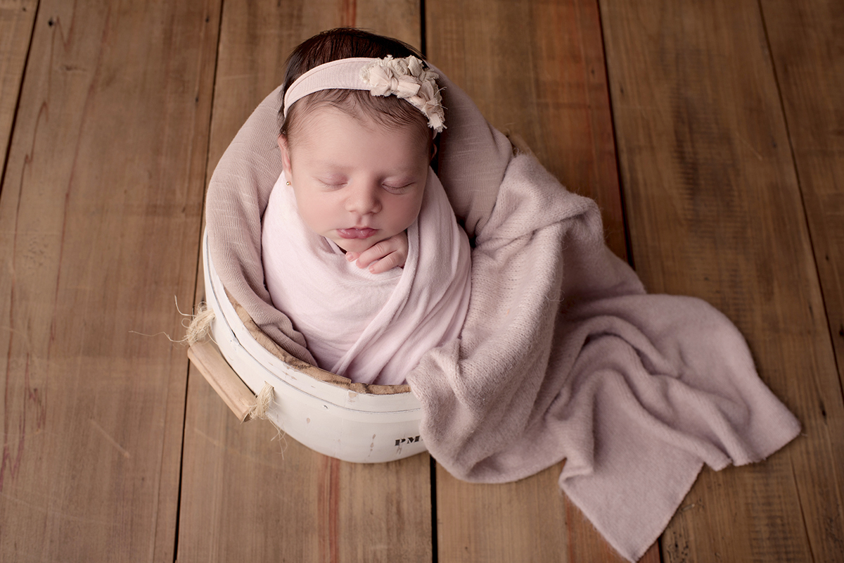 Foto newborn em caxias do sul fotografa morgana perini bebe tecidos roxos