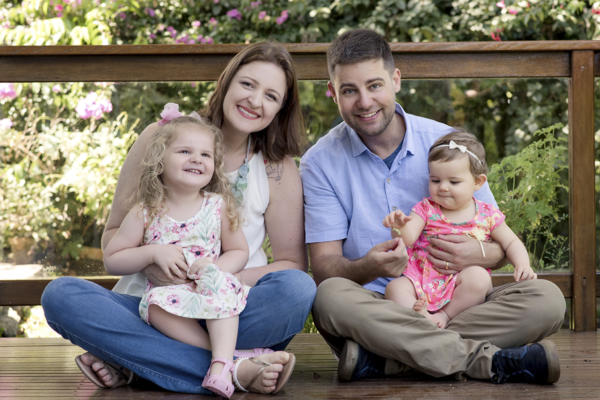 Foto de bebe em caxias do sul fotografa morgana perini pais sentados jardim meninas vestidos
