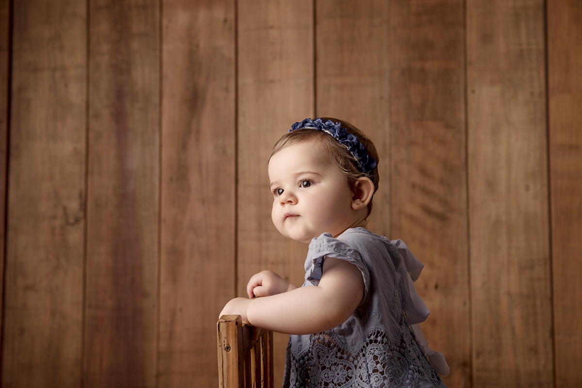 Foto de bebe em caxias do sul fotografa morgana perini bebe vestido azul cadeira madeira