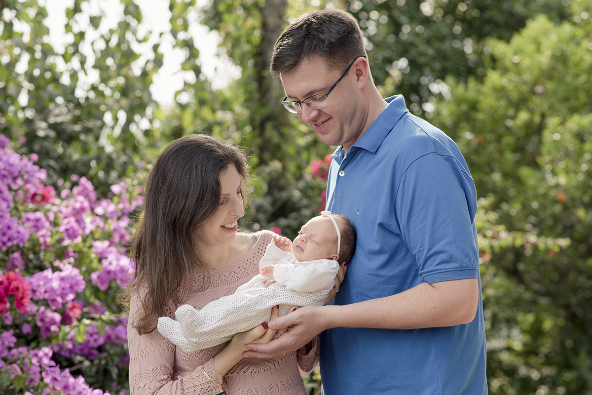 Foto newborn em caxias do sul fotografa morgana perini bebe colo pais colorido