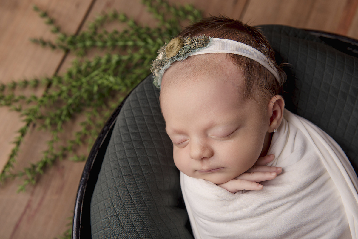 Foto newborn em caxias do sul fotografa morgana perini bebe enrolada verde tiara