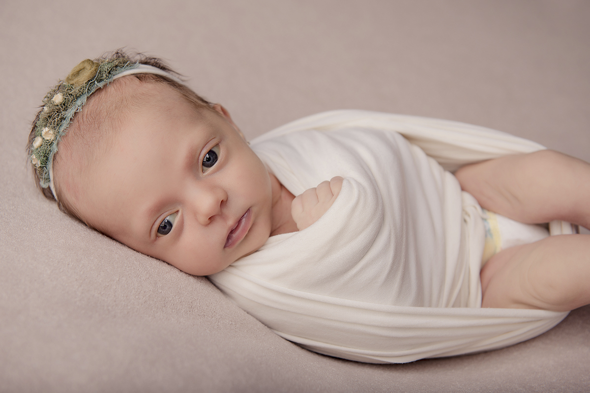 Foto newborn em caxias do sul fotografa morgana perini bebe tiara verde enrolada