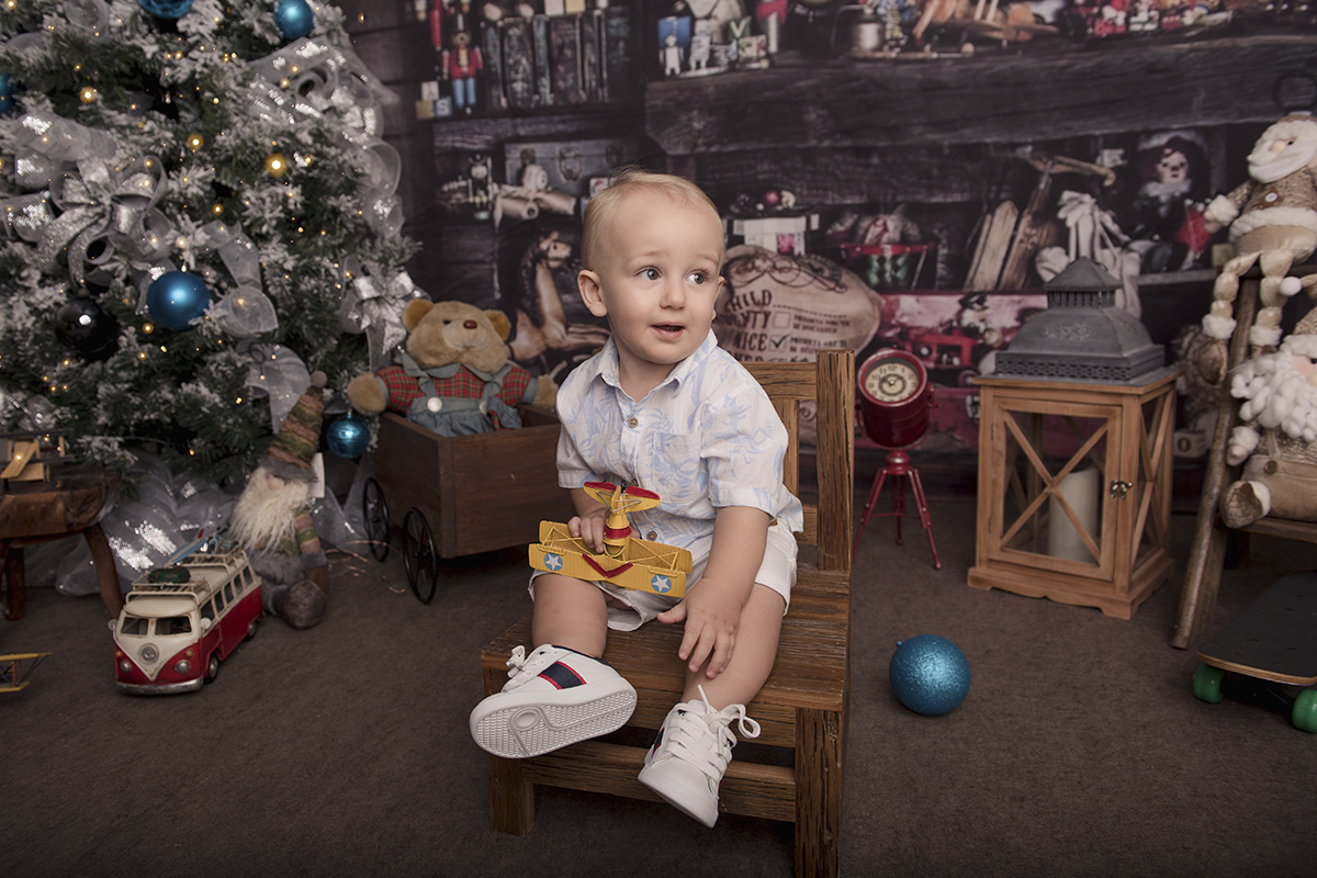 Foto criança em caxias do sul fotografa morgana perini menino cadeira natal