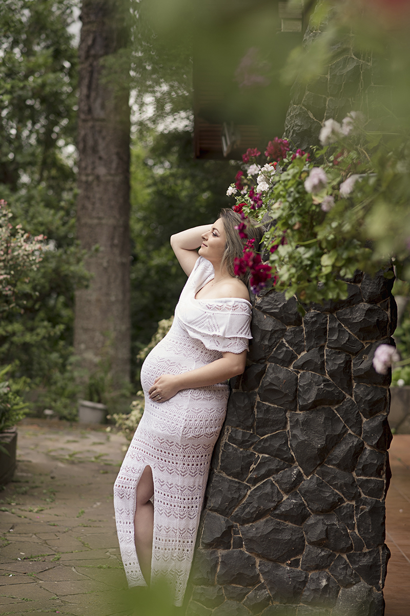 Foto de gestante em caxias do sul fotografa morgana perini vestido branco pedras flores