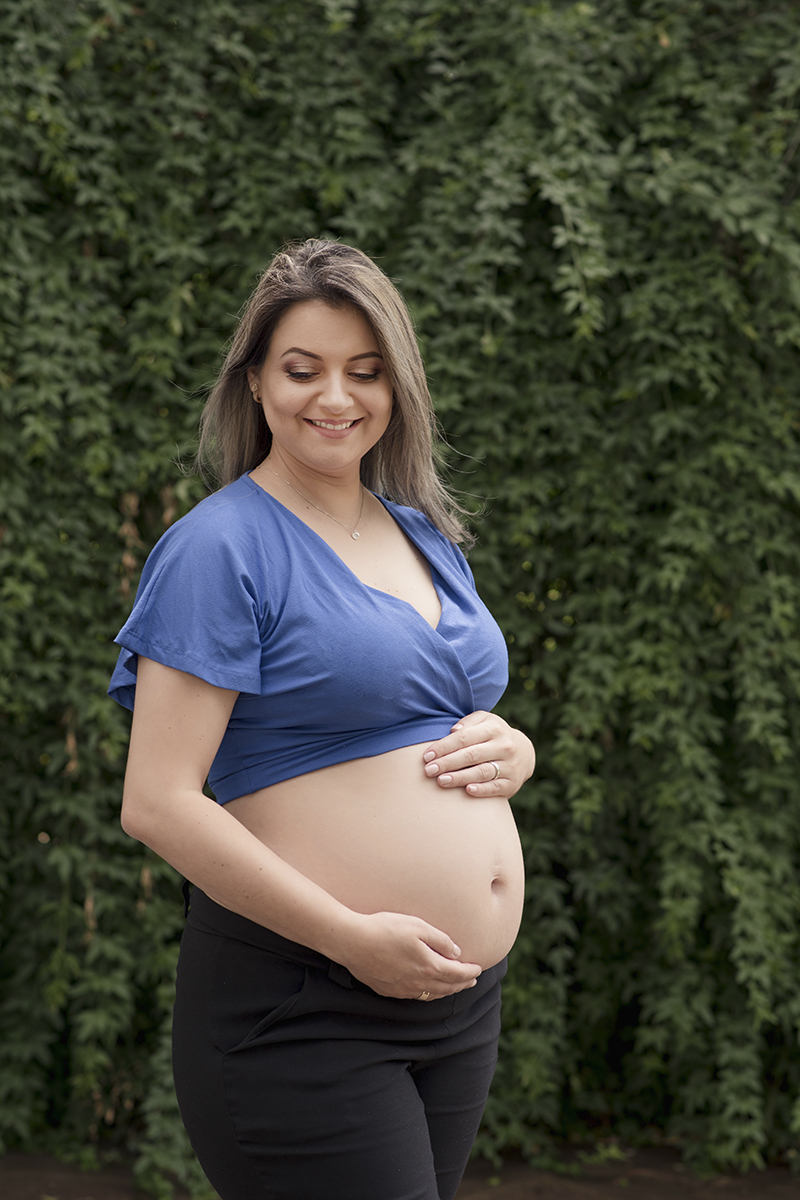 Foto de gestante em caxias do sul fotografa morgana perini blusa azul barriga de fora