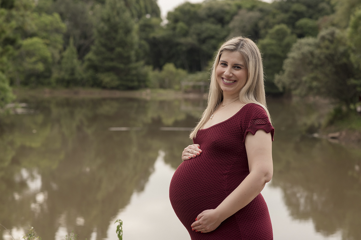 Foto de gestante em caxias do sul fotografa morgana perini vestido bordo lago no fundo