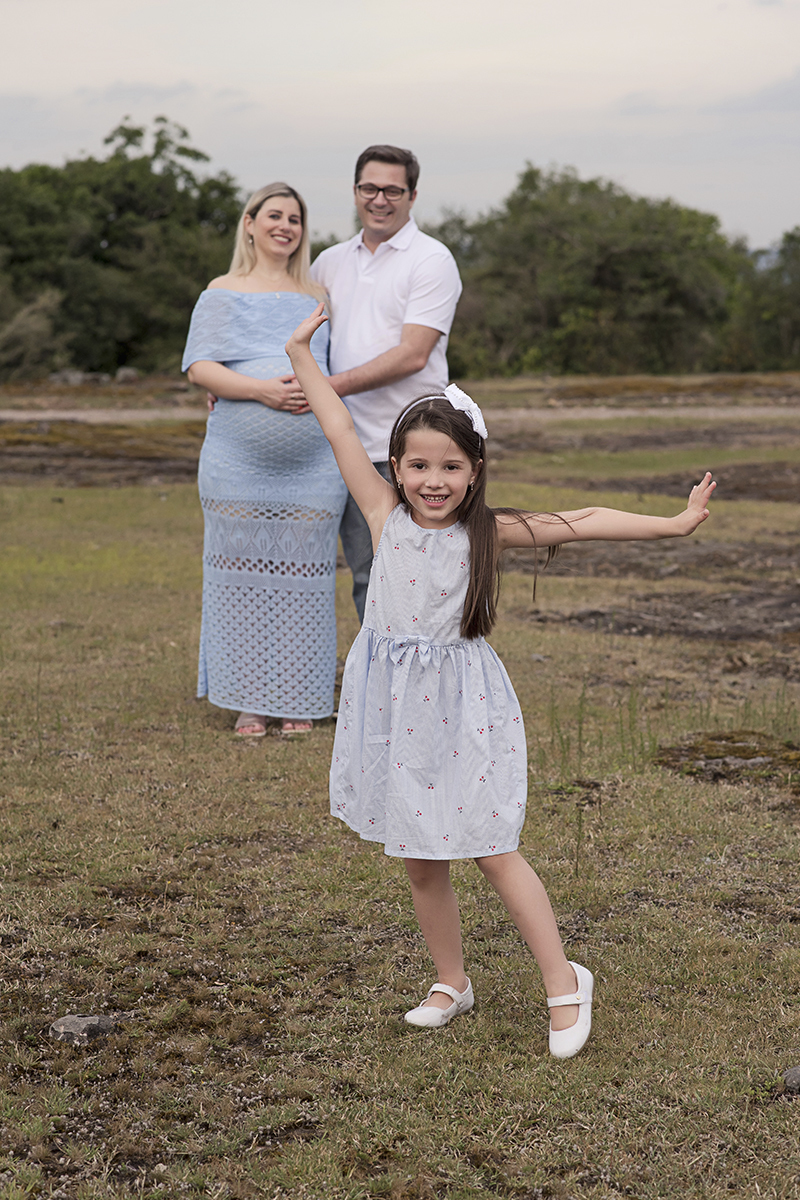 Foto de gestante em caxias do sul fotografa morgana perini pais fundo menina braços abertos