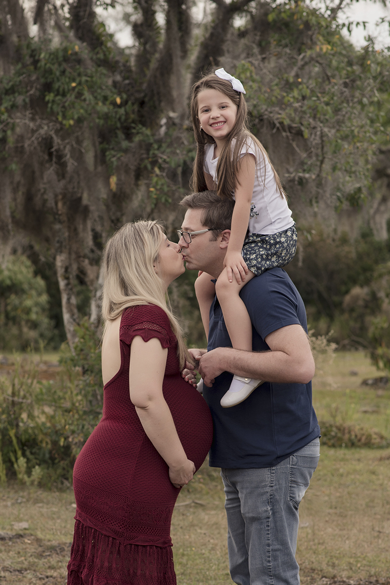 Foto de gestante em caxias do sul fotografa morgana perini beijo casal menina ombros pai