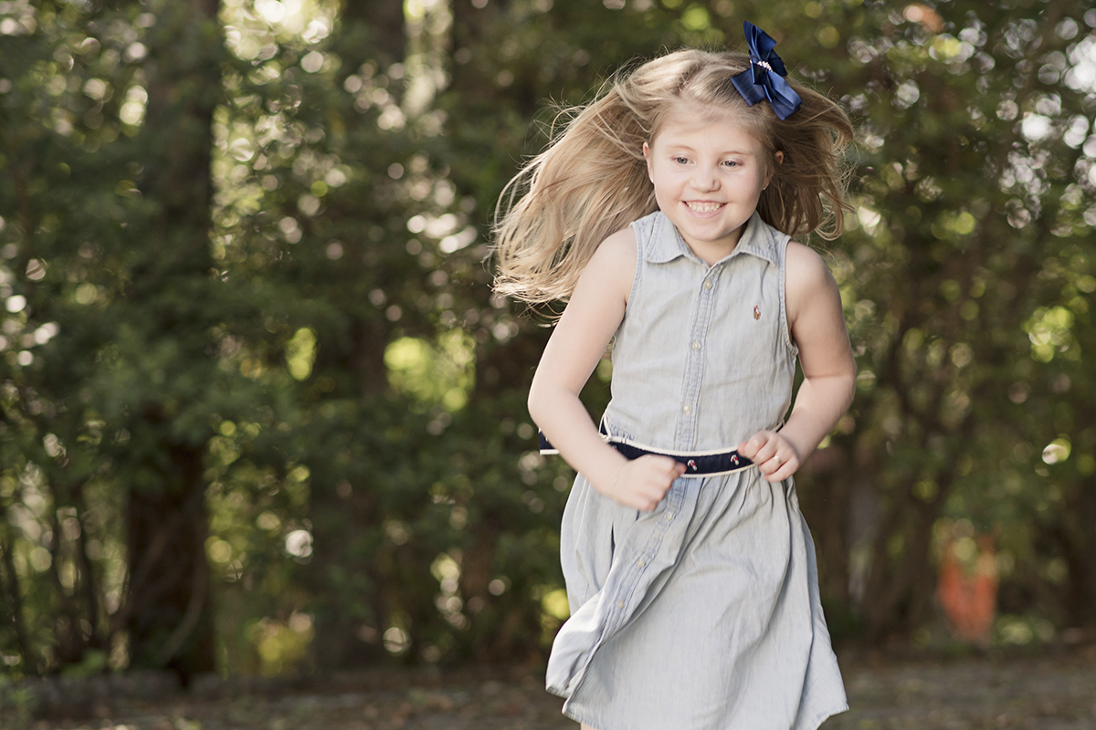 Foto de familia em caxias do sul fotografa morgana perini menina loira correndo