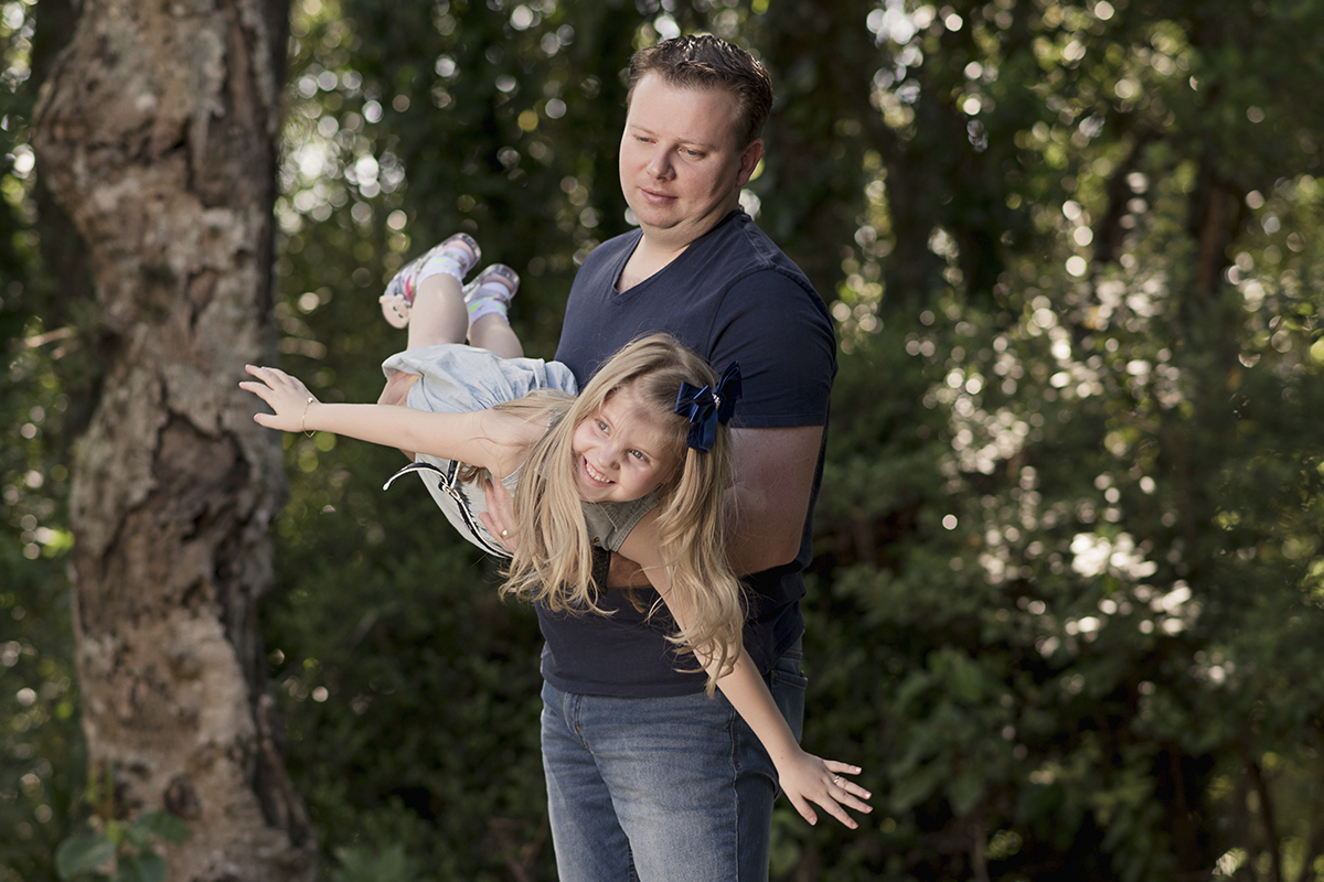  pai brincando de aviao com menina