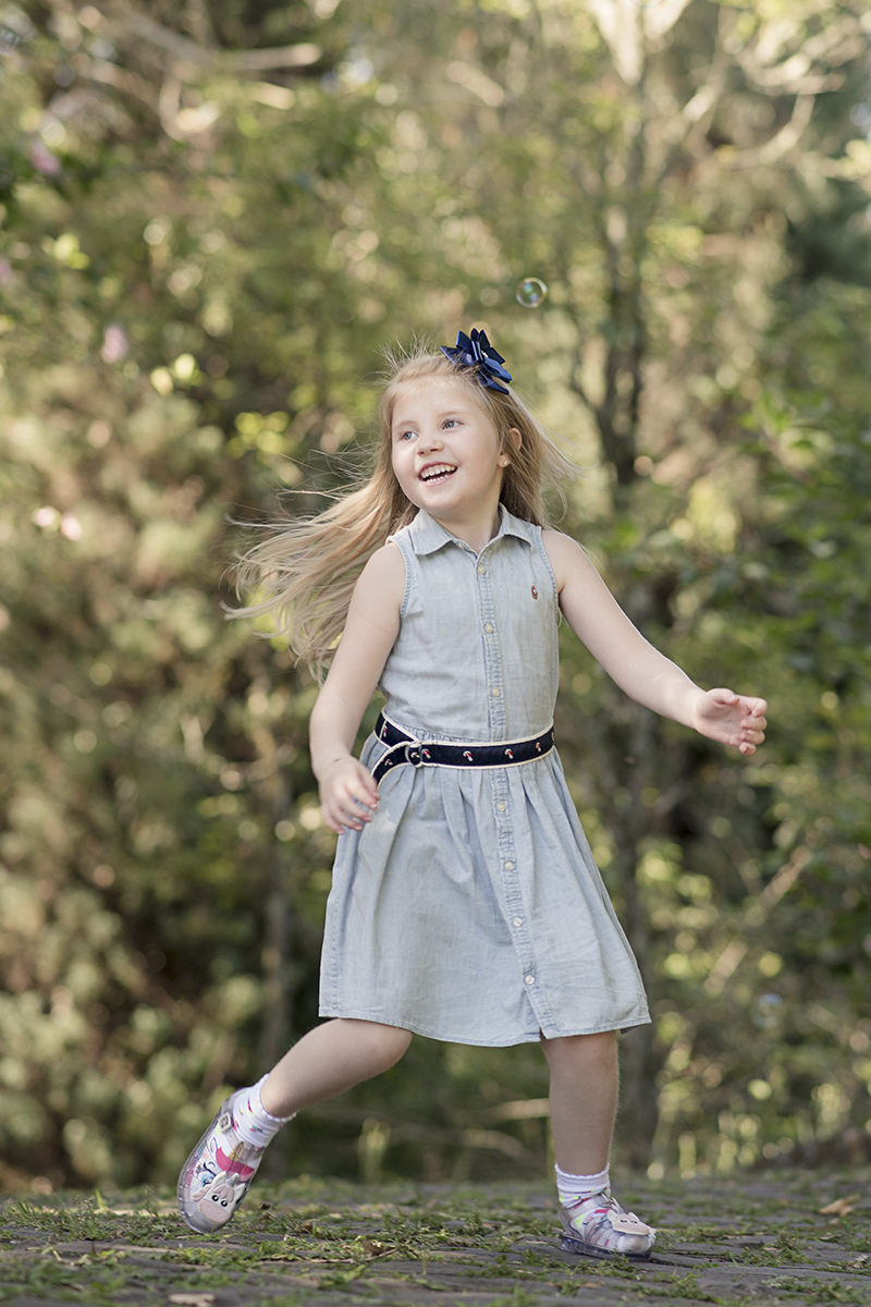Foto de familia em caxias do sul fotografa morgana perini menina sorrindo loirinha