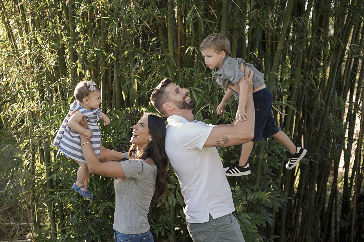 Foto de familia em caxias do sul fotografa morgana perini pais brincando filhos jardim