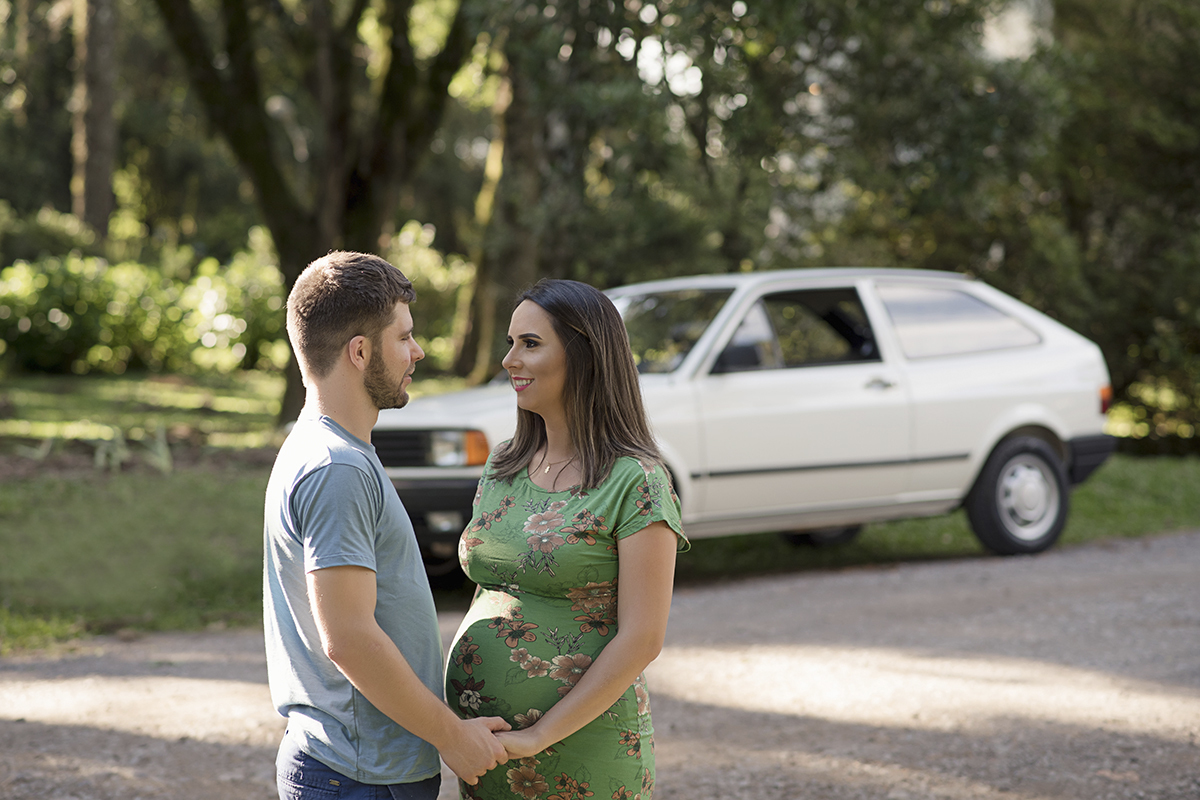 Foto de gestante em caxias do sul fotografa morgana perini casal na frente caro gol quadrado