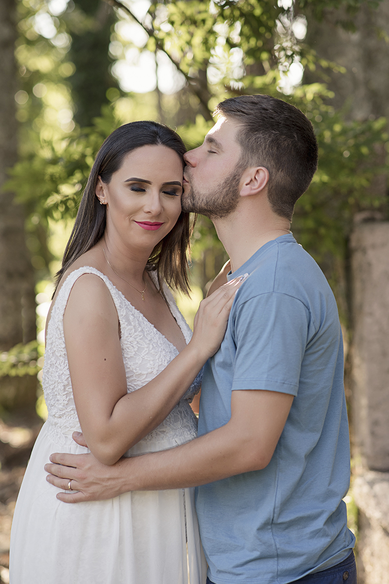 Foto de gestante em caxias do sul fotografa morgana perini casal abraçado
