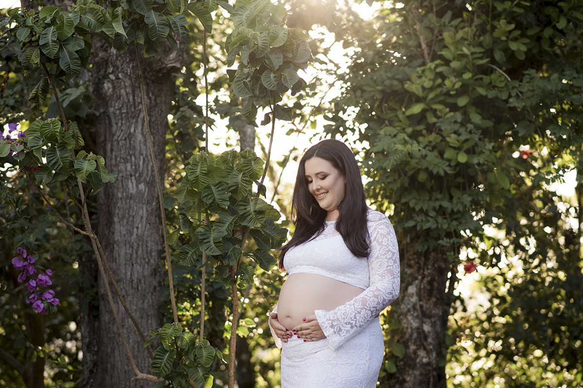 Foto de gestante em caxias do sul fotografa morgana perini gravida mao barriga branco arvore