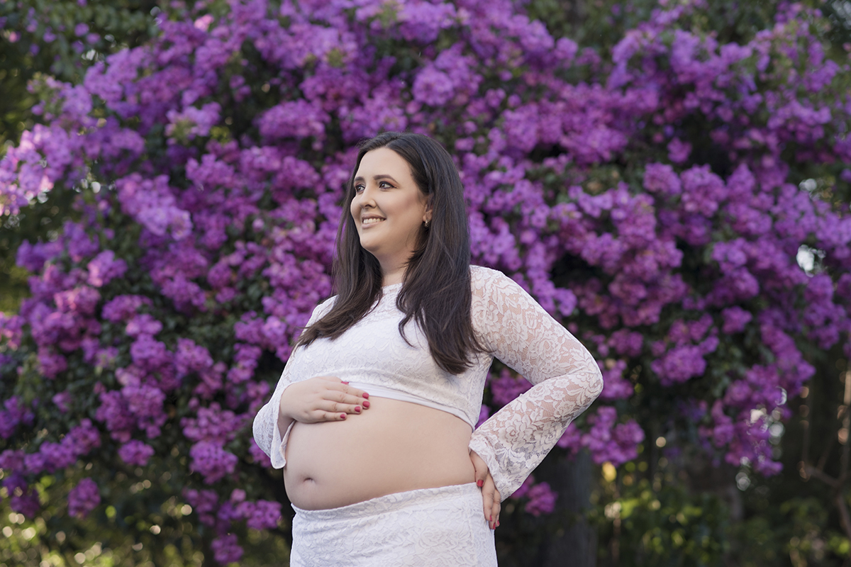 Foto de gestante em caxias do sul fotografa morgana perini flores roxas gestante