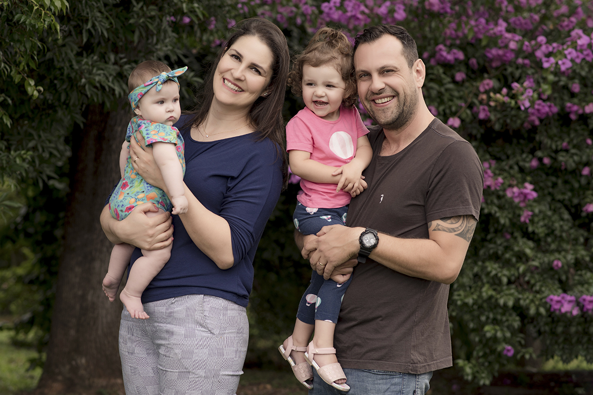 Foto de bebe em caxias do sul fotografa morgana perini pais no jardim meninas