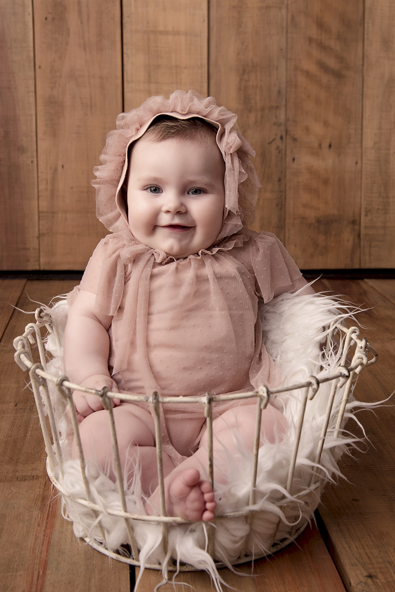 Foto de bebe em caxias do sul fotografa morgana perini menina rosa antigo sorrindo