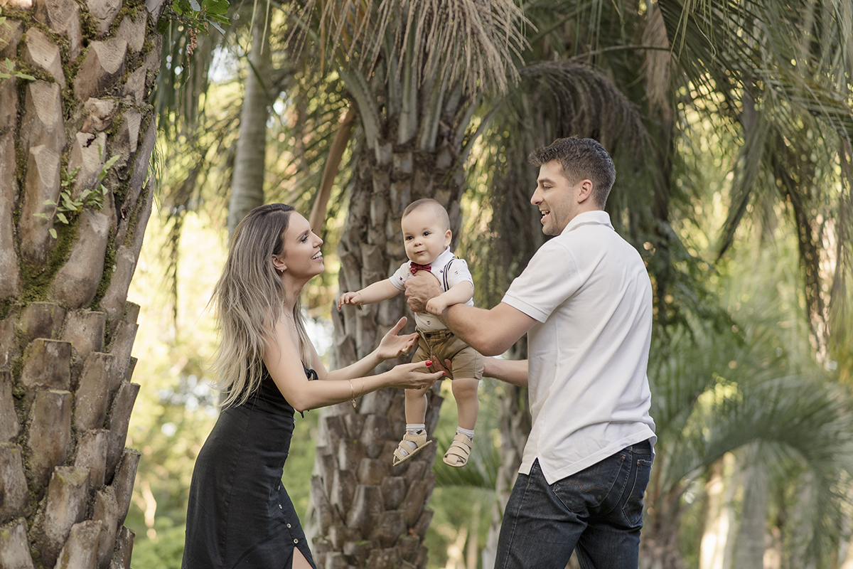 Foto de bebe em caxias do sul fotografa morgana perini bebe pais brincando coqueiro